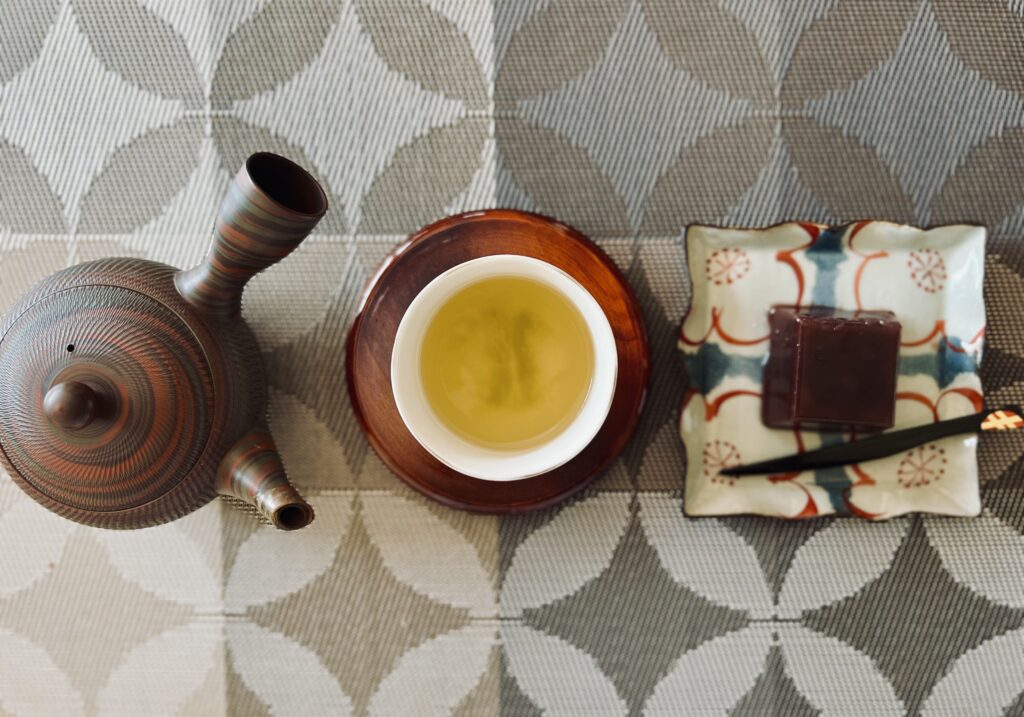 気軽な「茶瞑想」で内面から美しく！【お茶とマインドフルネス】のアイキャッチ画像